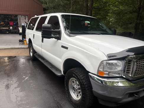 Used 2004 Ford Excursion XLT AWD/4WD image 5