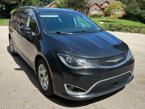 Used 2018 Chrysler Pacifica Touring-L Plus w/ Advanced Safetytec Group FWD image 2