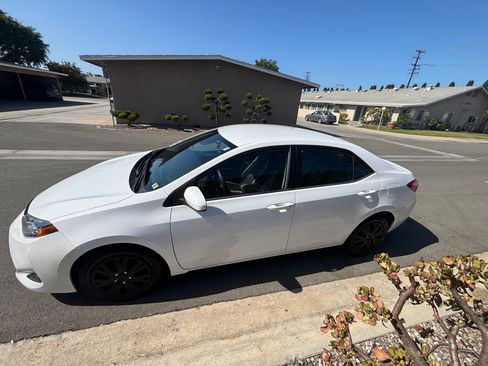 Used 2017 Toyota Corolla SE FWD image 4