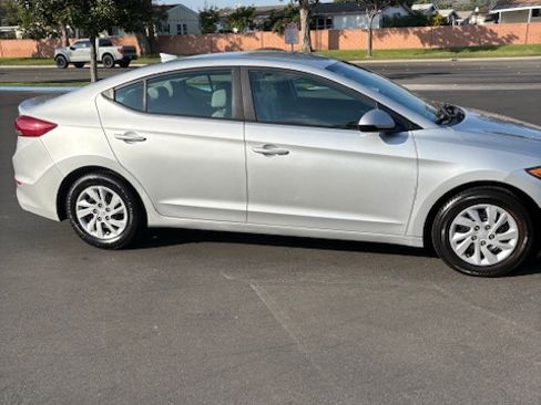 Used 2017 Hyundai Elantra SE image 1