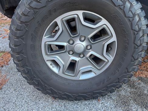 Used 2018 Jeep Wrangler Unlimited Rubicon w/ Connectivity Group image 16