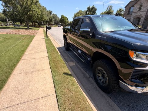 Used 2024 Chevrolet Silverado 1500 LT AWD/4WD image 4