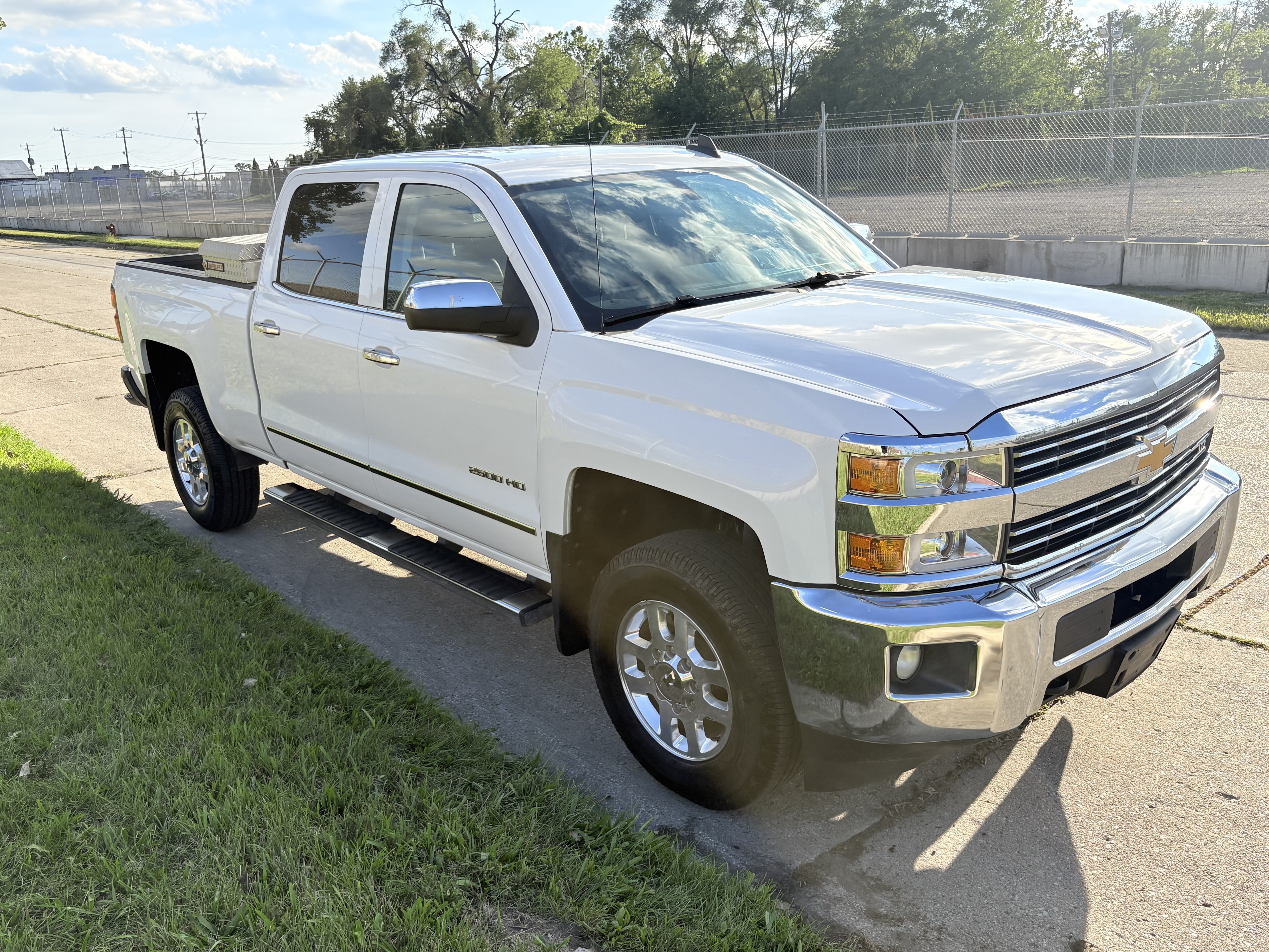 Used 2015 Chevrolet Silverado 2500 LTZ RWD image 9