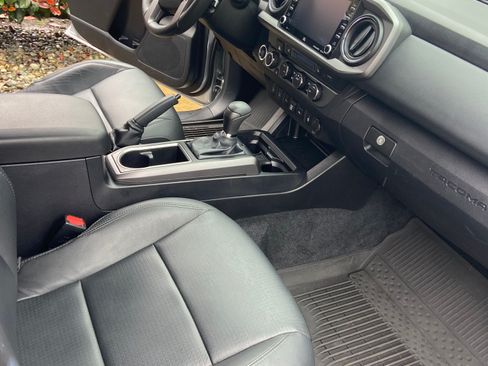 Used 2022 Toyota Tacoma TRD Sport w/ TRD Premium Sport Package AWD/4WD image 14