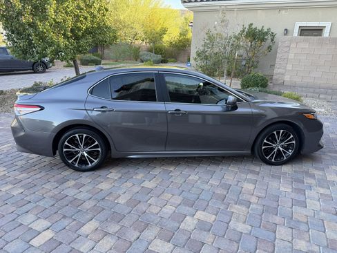 Used 2020 Toyota Camry SE image 2