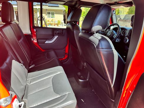 Used 2017 Jeep Wrangler Unlimited Sahara w/ Max Tow Package image 10