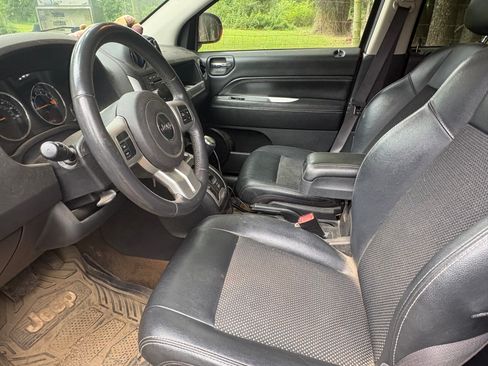 Used 2016 Jeep Compass Latitude FWD image 1