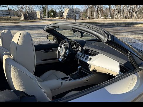 Used 2011 BMW Z4 sDrive30i image 16