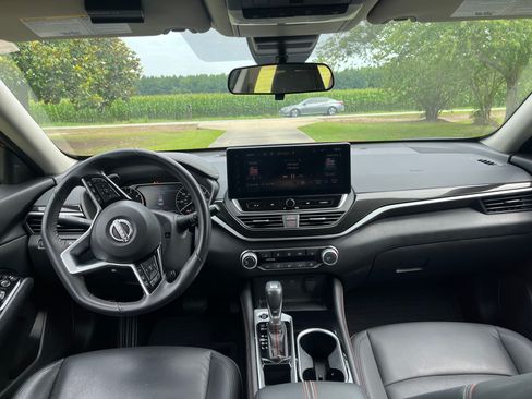 Used 2024 Nissan Altima 2.5 SR w/ SR Premium Package FWD image 9