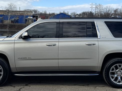Used 2017 GMC Yukon XL SLE w/ SLE Value Package image 2