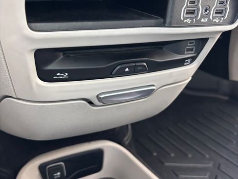 Used 2022 Chrysler Pacifica Touring-L w/ Uconnect Theater Family Group FWD image 13