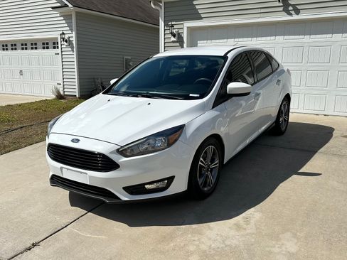 Used 2018 Ford Focus SE w/ SE Appearance Package image 1