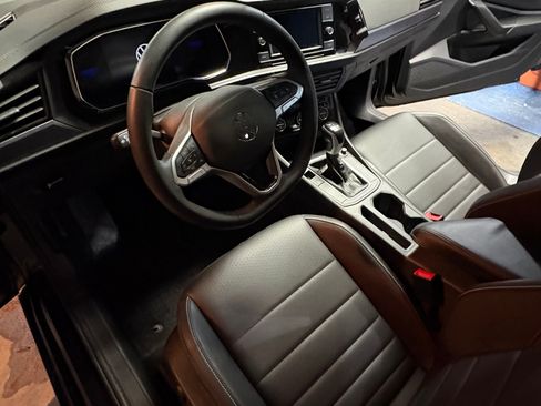 Used 2024 Volkswagen Jetta SE w/ Panoramic Sunroof Package image 11