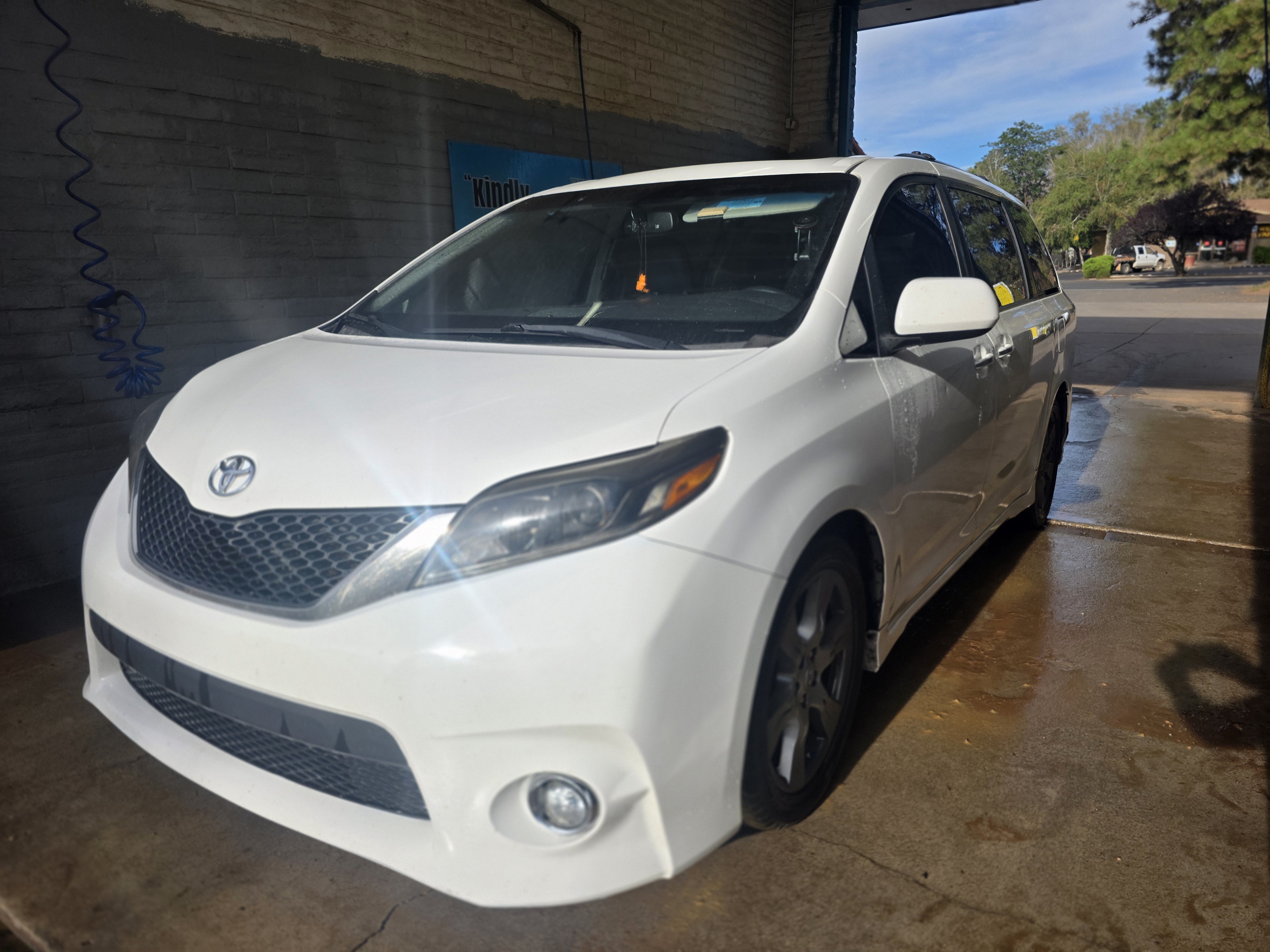Used 2017 Toyota Sienna SE Premium FWD image 7