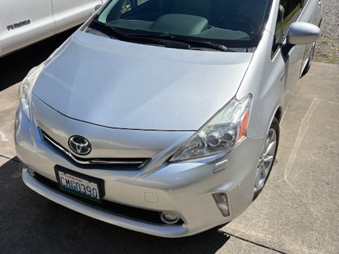 Used 2014 Toyota Prius V Five FWD image 4