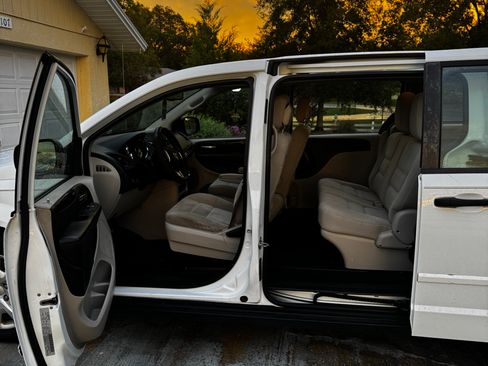 Used 2016 Dodge Grand Caravan American Value Package w/ UConnect Hands-Free Group image 5