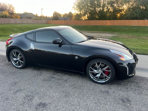 Used 2015 Nissan 370Z Coupe image 2