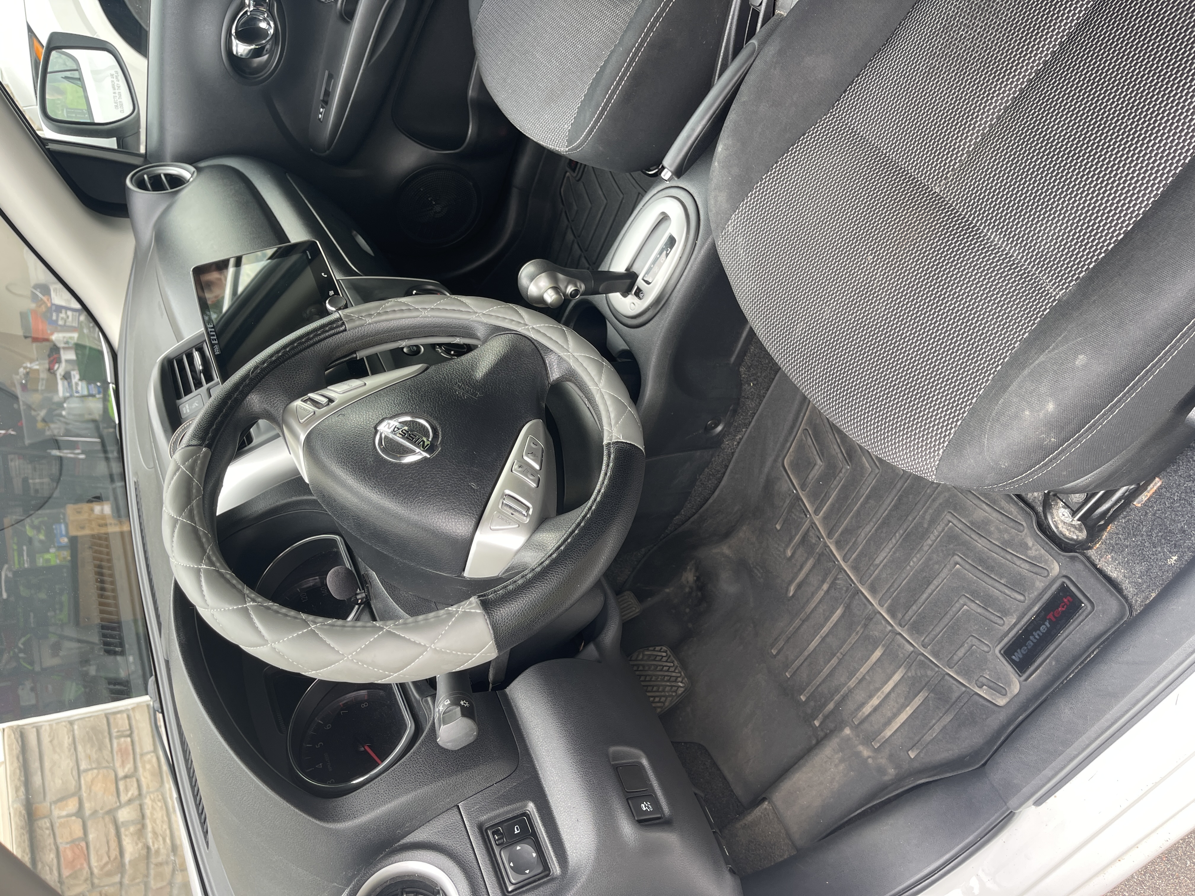 Used 2015 Nissan Versa SV FWD image 11