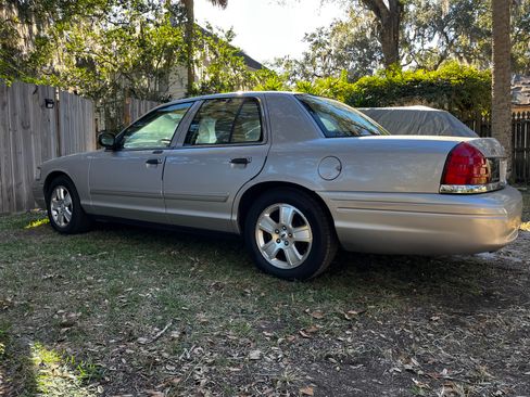 Used 2011 Ford Crown Victoria LX w/ Comfort Appearance Pkg RWD image 2