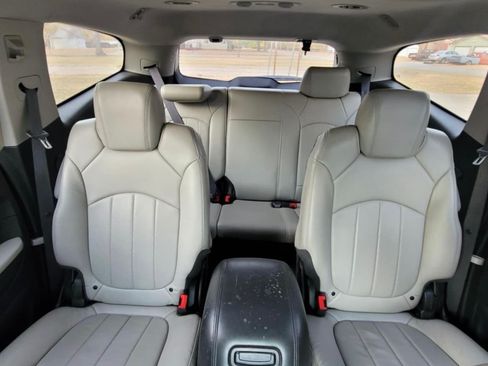 Used 2009 Chevrolet Traverse LTZ image 2