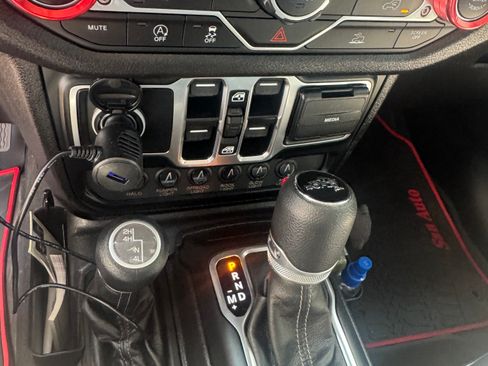 Used 2025 Jeep Gladiator Sport AWD/4WD image 16