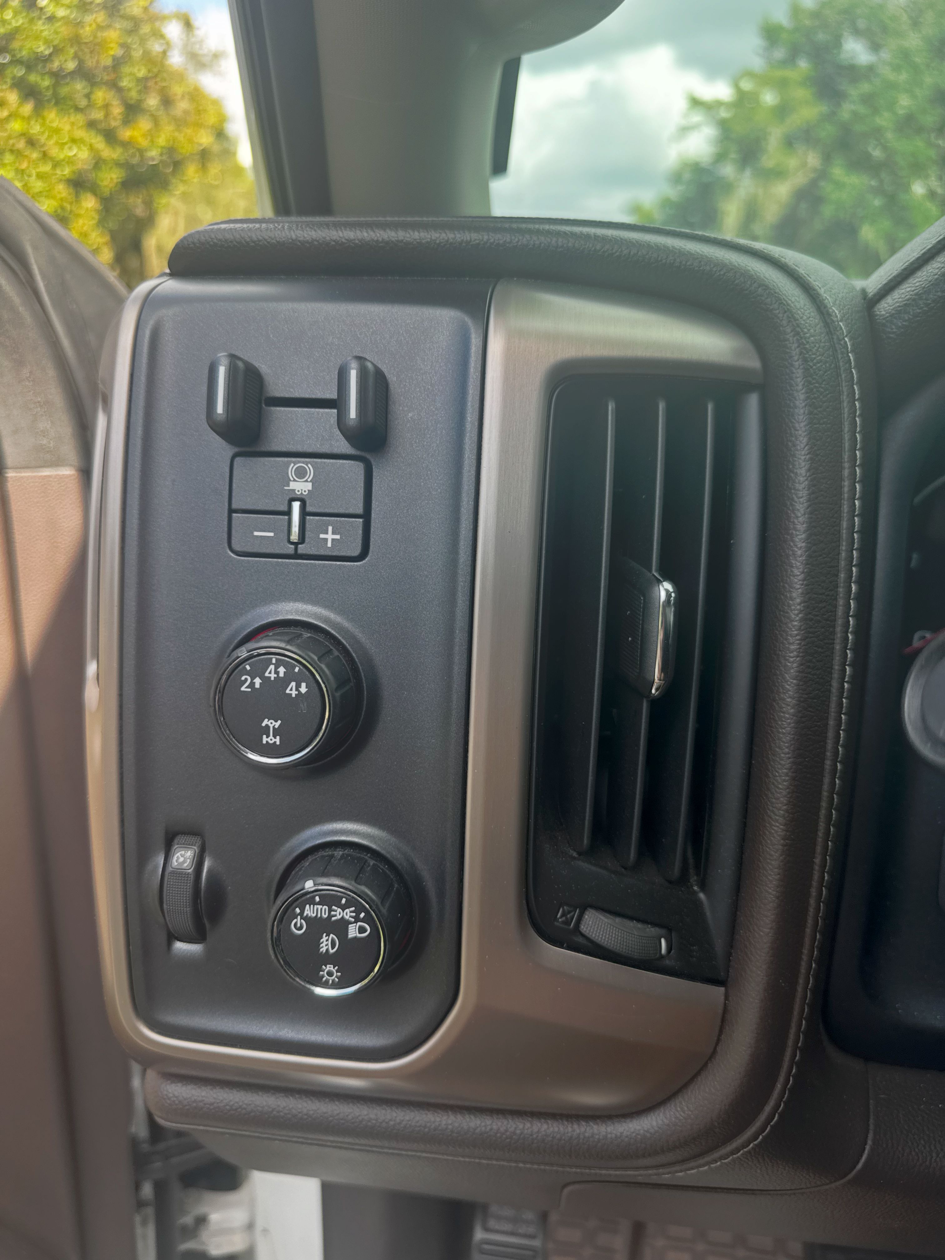 Used 2015 GMC Sierra 2500 Denali w/ Duramax Plus Package AWD/4WD image 10