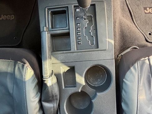 Used 2012 Jeep Liberty Sport image 13