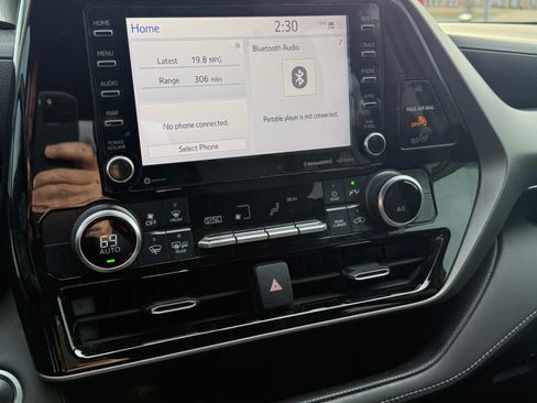 Used 2020 Toyota Highlander LE image 11