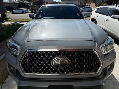 Used 2018 Toyota Tacoma TRD Off-Road w/ Technology Package AWD/4WD image 10