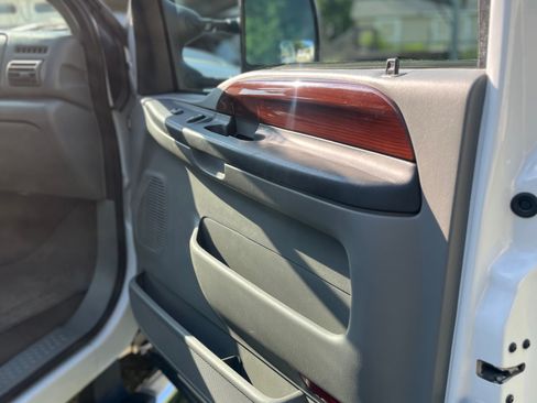 Used 2006 Ford F250 Lariat image 6