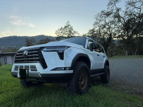 Used 2024 Lexus GX 550 AWD/4WD image 2