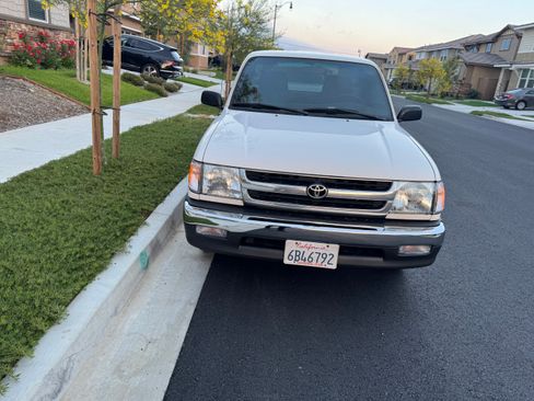 Used 1999 Toyota Tacoma 2WD Regular Cab image 2