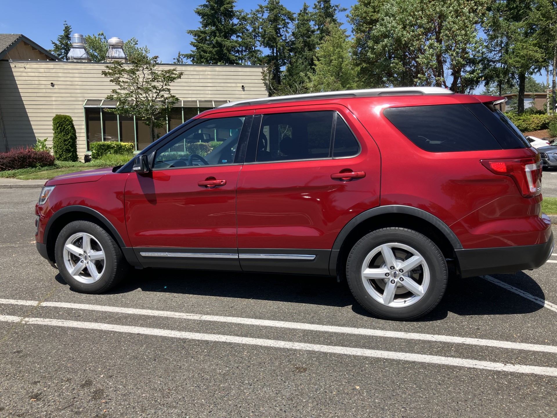 Used 2017 Ford Explorer XLT w/ Equipment Group 201A AWD/4WD image 7