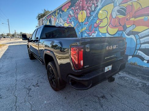 Used 2023 GMC Sierra 2500 Denali w/ Denali Black Diamond Edition image 4