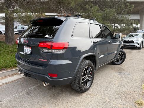 Used 2017 Jeep Grand Cherokee Trailhawk image 9