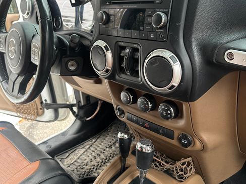 Used 2012 Jeep Wrangler Unlimited Rubicon w/ Connectivity Group image 16