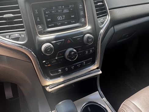 Used 2017 Jeep Grand Cherokee Laredo RWD image 9