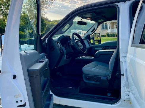 Used 2016 Ford F250 XLT w/ Snow Plow Prep Package image 8