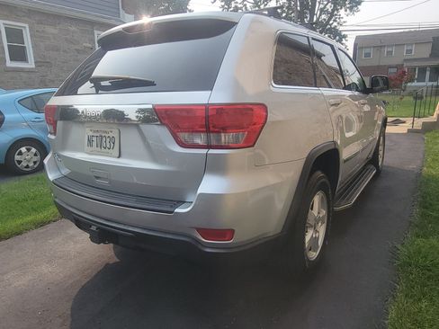 Used 2011 Jeep Grand Cherokee Laredo w/ Trailer Tow Group AWD/4WD image 5