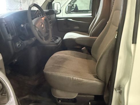 Used 2014 Chevrolet Express 2500 RWD image 6