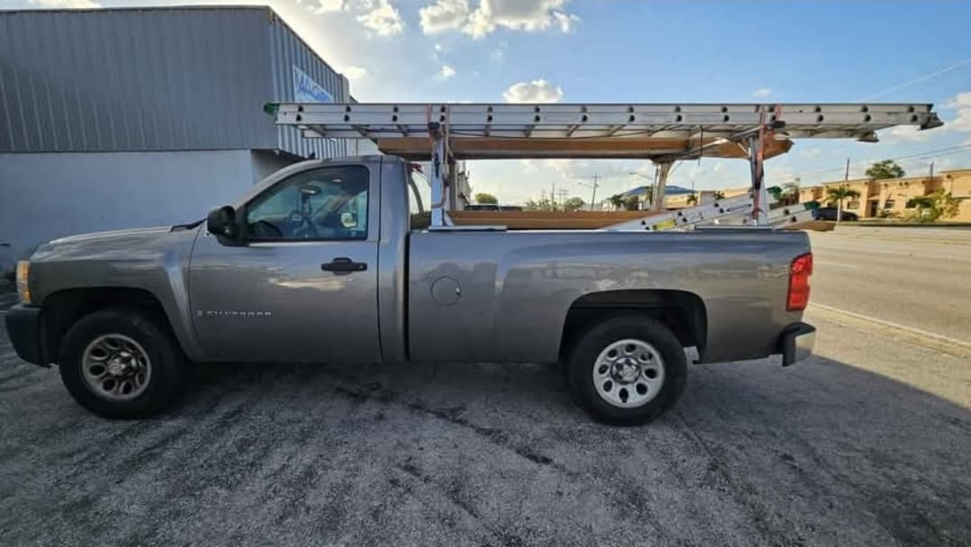 Used 2009 Chevrolet Silverado 1500 W/T RWD image 2