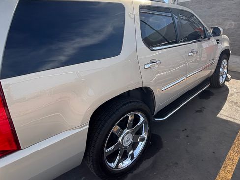 Used 2009 Cadillac Escalade AWD image 5