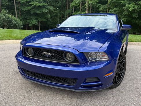 Used 2013 Ford Mustang GT Premium w/ Comfort Pkg RWD image 2