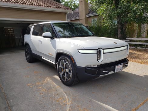 Used 2023 Rivian R1S Adventure AWD/4WD image 1