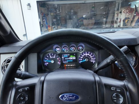 Used 2016 Ford F250 Lariat w/ Lariat Interior Package image 12