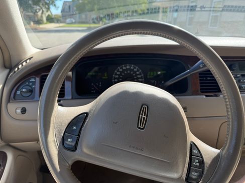 Used 2001 Lincoln Town Car Executive image 10