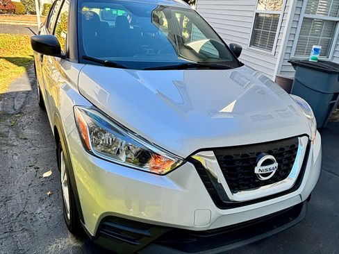 Used 2018 Nissan Kicks S image 2