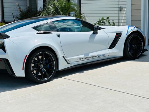 Used 2018 Chevrolet Corvette Z06 w/ Carbon 65 Edition RWD image 2
