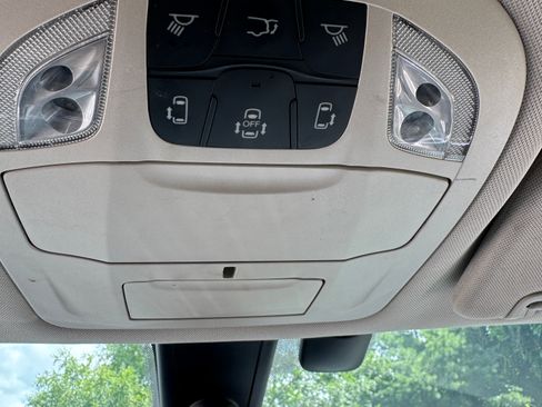Used 2019 Chrysler Pacifica Touring-L FWD image 23