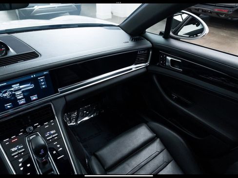 Used 2018 Porsche Panamera image 11